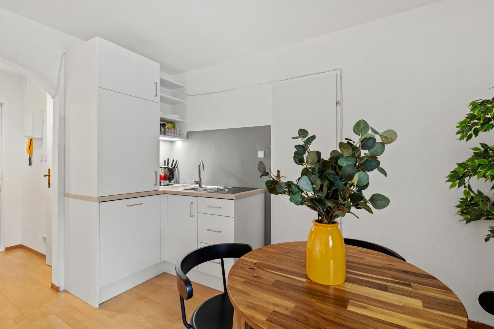 Perfect Location, 2 Min To Main Station, Long Term Apartment *