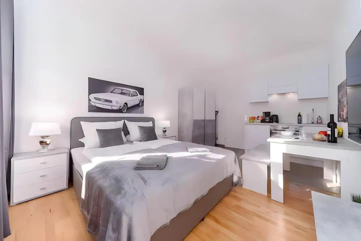 Perfect Location, 2 Min To Main Station, Long Term Apartment *