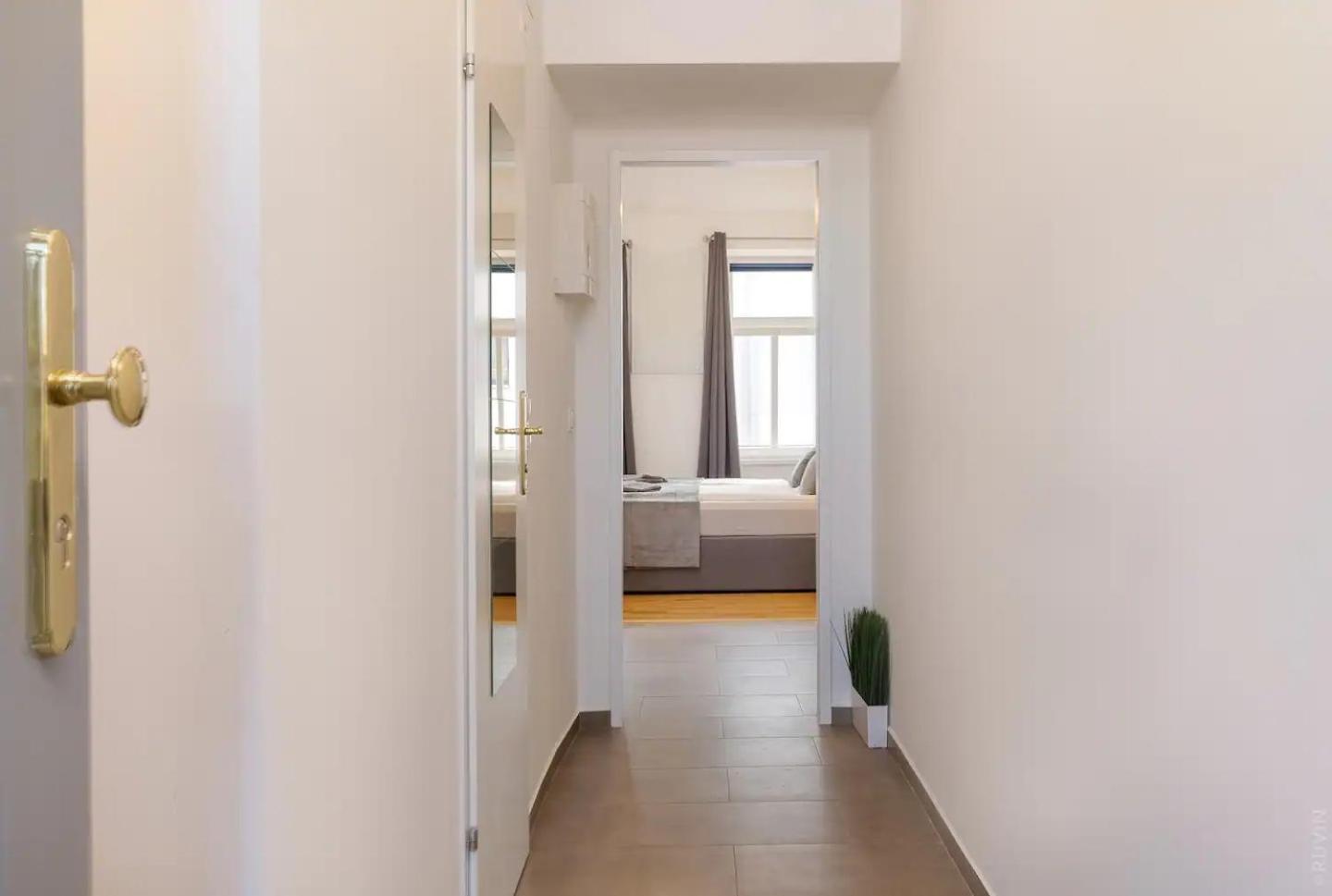 Apartment Perfect Location, 2 Min To Main Station, Long Term *