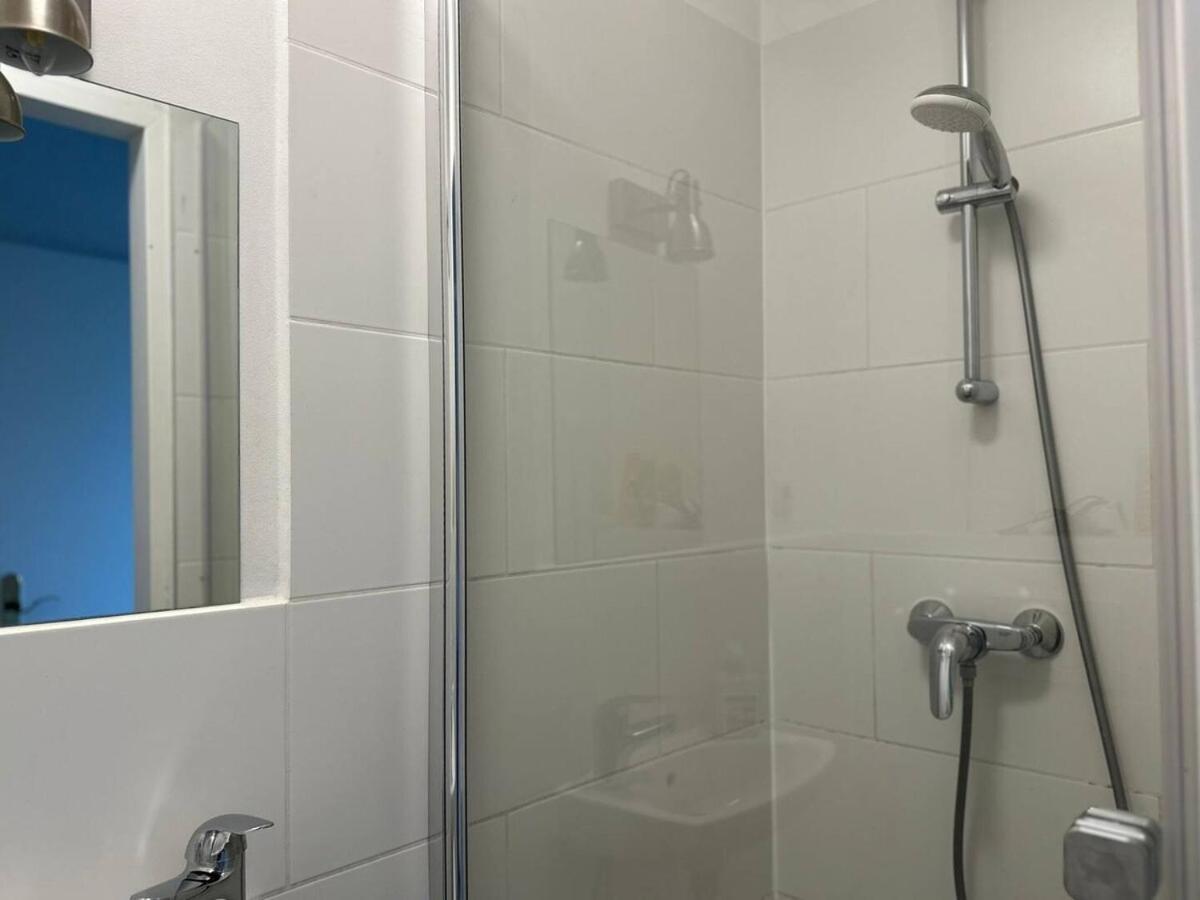 Perfect Location, 2 Min To Main Station, Long Term Apartment Wien
