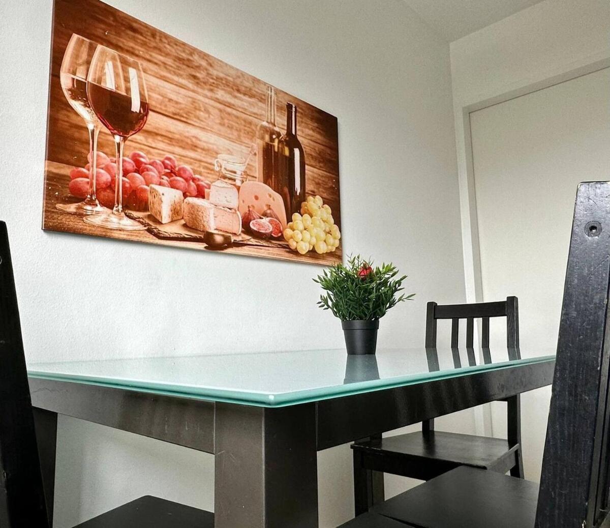 Perfect Location, 2 Min To Main Station, Long Term Apartment *